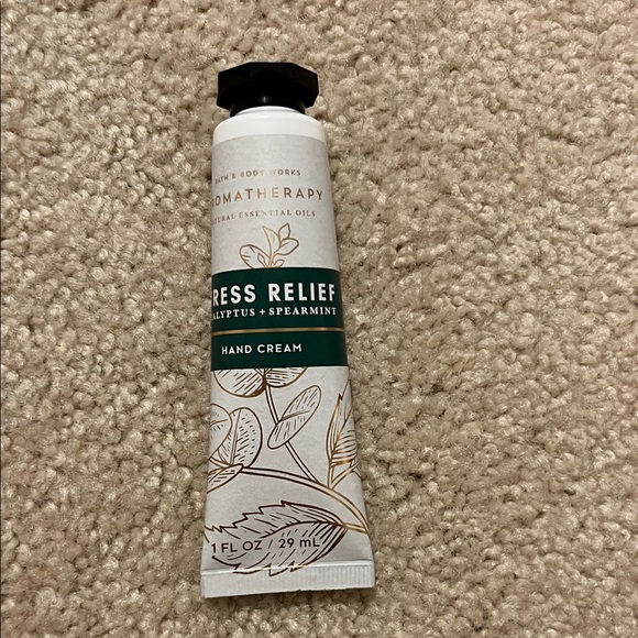 NEW! Bath & Body Works Aromatherapy Eucalyptus Spearmint Hand Cream - Picture 1 of 2